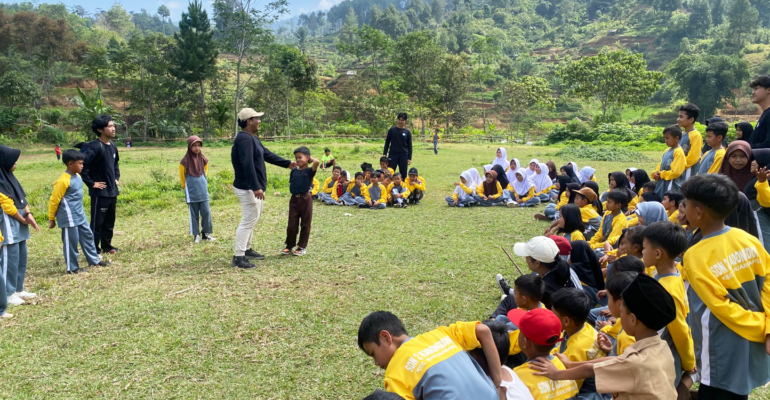 Mahasiswa KKNT Inovasi IPB University Adakan Nature Walk di SDN 02 Kadongdong Garut