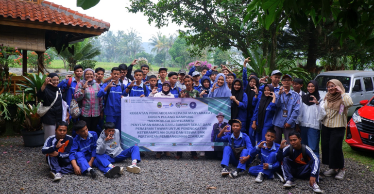 Prof Niken TM Pratiwi dan Tim Perkenalkan Mikroalga ke Siswa SMKN PP Cianjur Lewat Dosen Pulang Kampung