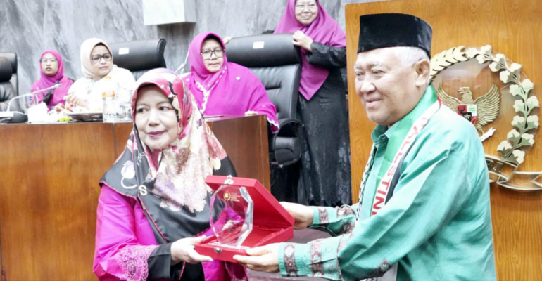 Guru Besar Fema IPB University Raih Penghargaan Tokoh Nasional Perempuan Berdedikasi dalam Pembangunan Keluarga