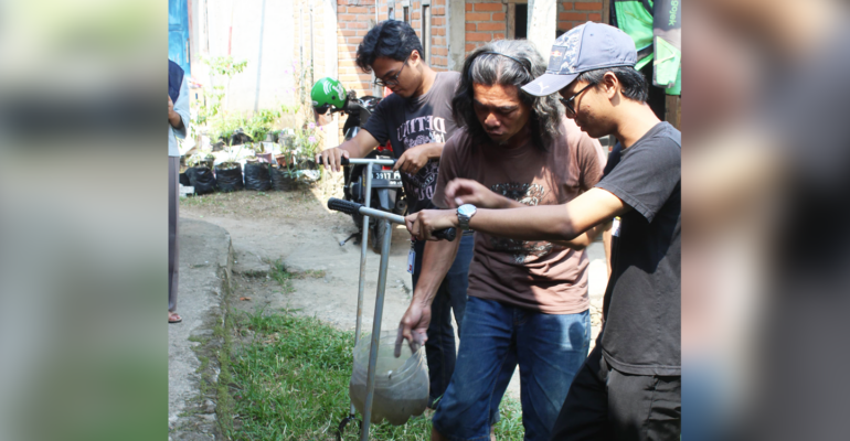 Menuju Kampung Iklim di Desa Leuweung Kolot, PPK Ormawa HMIT IPB University Buat 61 Lubang Resapan Biopori