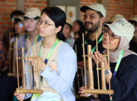 Peserta Summer Course SPs IPB University Belajar Pertanian Tradisional di Kampoeng Wisata Cinangneng