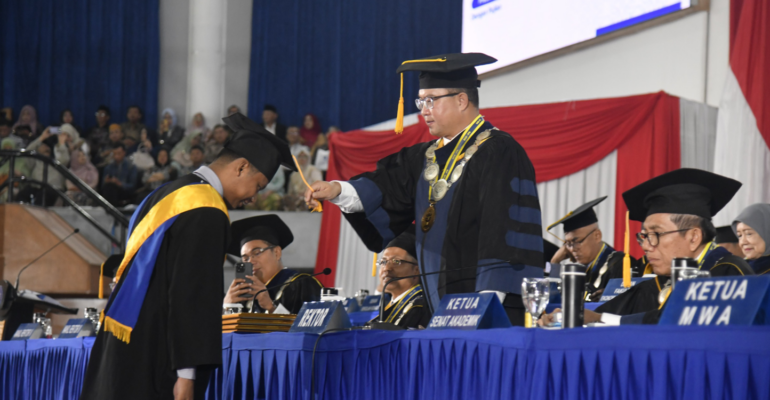 Prof Arif Satria Jadilah Wisudawan yang Berdampak untuk Masyarakat