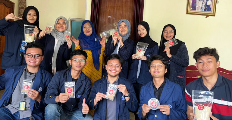 Program CEO School IPB University Beri Pendampingan pada UMKM Bumbu Kebuli Umi Fatmah di Desa Benteng