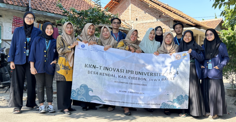 Tanggap Stunting Tim KKNT Inovasi IPB University dan Para Ibu Balita di Kendal Gelar Demo Masak Nugget Ikan