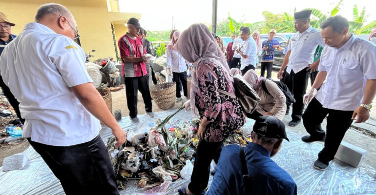 Departemen Silvikultur IPB University Bersama Pemkab Trenggalek Adakan Pelatihan Bak Komposting Sistem