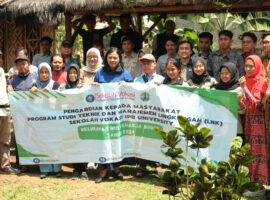 Dosen Sekolah Vokasi Beri Pelatihan Pengolahan Sampah Sandal Menjadi Paving Block