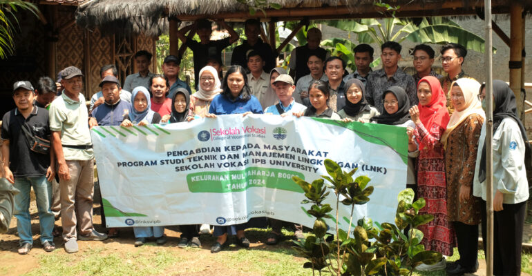 Dosen Sekolah Vokasi Beri Pelatihan Pengolahan Sampah Sandal Menjadi Paving Block