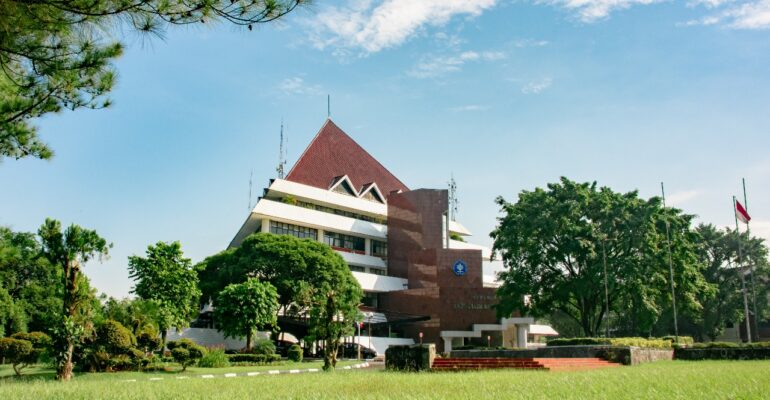 IPB University meraih empat penghargaan dalam ajang Anugerah Media Humas (AMH) 2024 yang diselenggarakan oleh Badan Koordinasi Hubungan Masyarakat (Bakohumas) Kementerian Komunikasi dan Informatika (Kemenkominfo) Republik Indonesia.