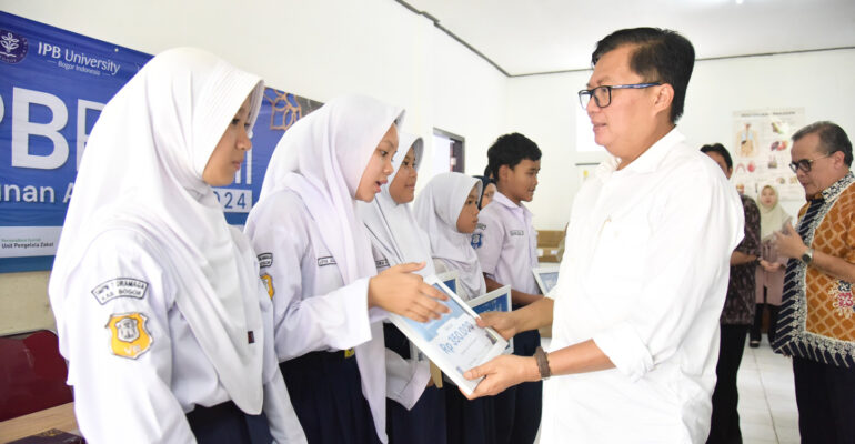 IPB University Salurkan Santunan Anak Yatim Tahap Kedua di Desa Lingkar Kampus