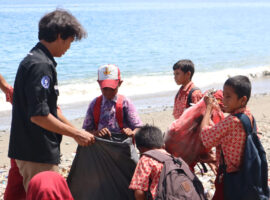 Pupuk Cinta Lingkungan, Ekspedisi Himiteka IX Gelar Coastal Clean Up bersama Murid SD Pulau Buru