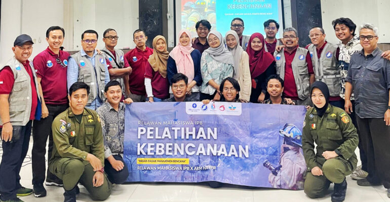 Relawan Mahasiswa IPB University dan ARM HA-IPB Gelar Pelatihan Kebencanaan