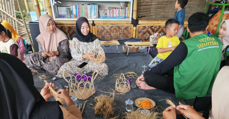 Tim PKK Ormawa Himagreto IPB University Inisiasi Kampung Berdaya, Tingkatkan Keterampilan Warga Desa