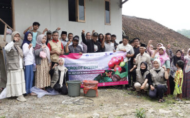 IPB University Berikan Pendampingan Pembuatan dan Penggunaan Pupuk Bioenzim untuk Kelompok Tani Hutan Desa Karangjaya