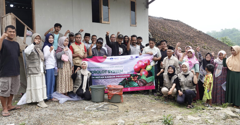 IPB University Berikan Pendampingan Pembuatan dan Penggunaan Pupuk Bioenzim untuk Kelompok Tani Hutan Desa Karangjaya