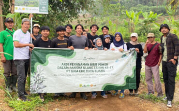 Mahasiswa IPB University Ikuti Aksi Tanam Pohon Bersama PT Gaia Eko Daya Buana di Kawasan Hutan Desa Sukaharja