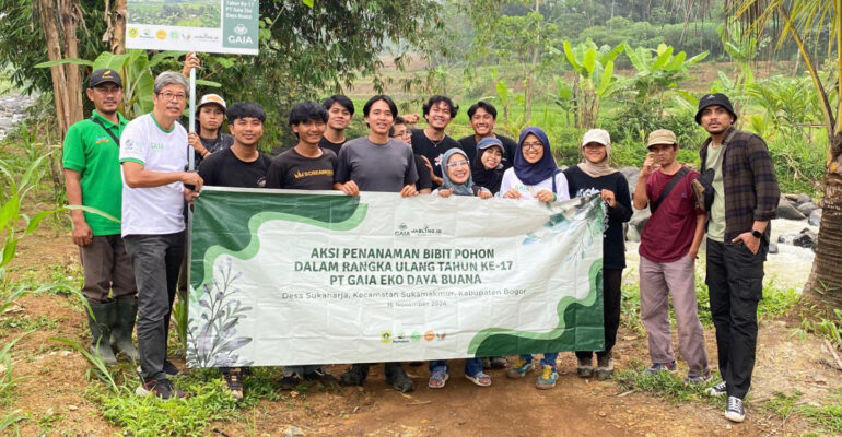 Mahasiswa IPB University Ikuti Aksi Tanam Pohon Bersama PT Gaia Eko Daya Buana di Kawasan Hutan Desa Sukaharja