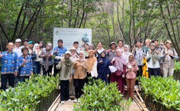 Mahasiswa S2 ARL IPB University Field Trip ke Lanskap Mangrove Angke