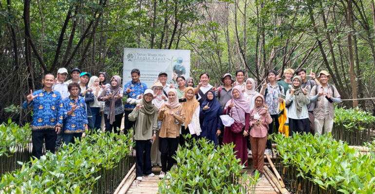 Mahasiswa S2 ARL IPB University Field Trip ke Lanskap Mangrove Angke