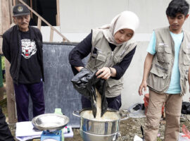 Tingkatkan Keterampilan Petani Lokal, IPB University Beri Pelatihan Input Pertanian Organik Bioenzim dan MOL