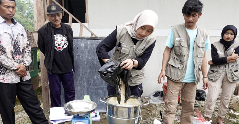 Tingkatkan Keterampilan Petani Lokal, IPB University Beri Pelatihan Input Pertanian Organik Bioenzim dan MOL