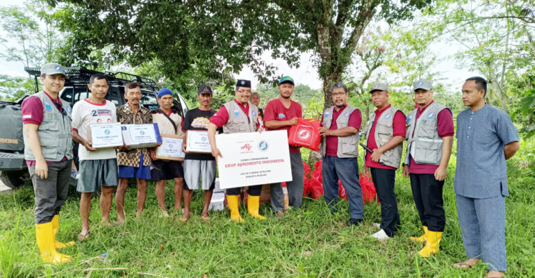 ARM HA-IPB Serahkan 6 Unit Huntara dan Paket Bantuan Tahap 3 Kepada Warga Penyintas di Sukabumi