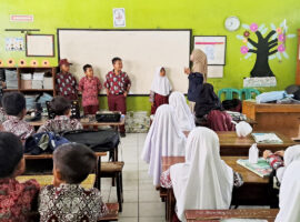 Peduli Lingkungan dan Pertemanan, Ini Cara Tim KKNT Inovasi IPB University Edukasi Siswa di Desa Cibarengkok