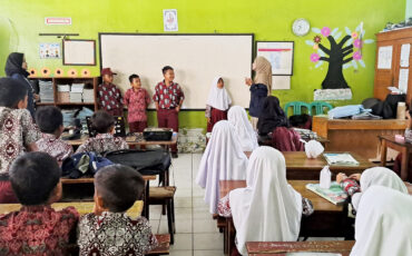 Peduli Lingkungan dan Pertemanan, Ini Cara Tim KKNT Inovasi IPB University Edukasi Siswa di Desa Cibarengkok