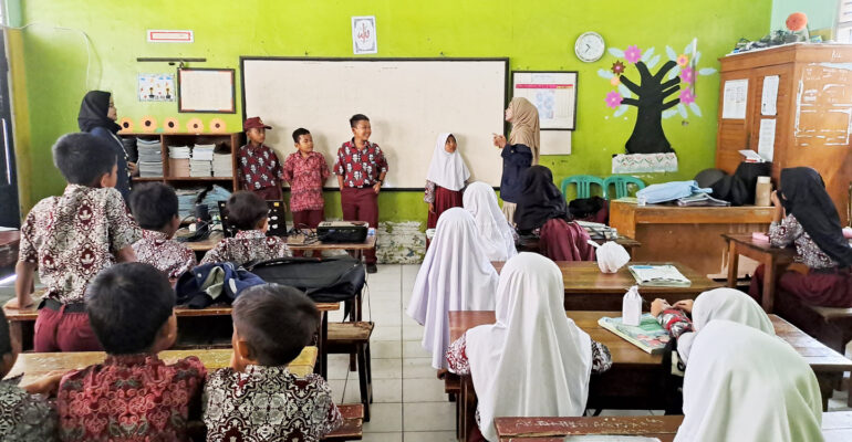 Peduli Lingkungan dan Pertemanan, Ini Cara Tim KKNT Inovasi IPB University Edukasi Siswa di Desa Cibarengkok