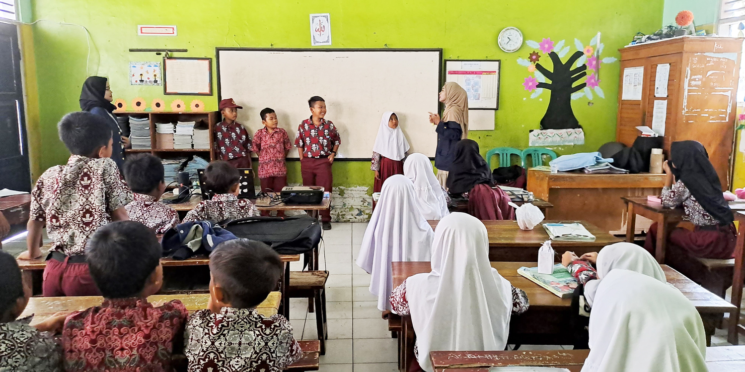 Peduli Lingkungan dan Pertemanan, Ini Cara Tim KKNT Inovasi IPB University Edukasi Siswa di Desa Cibarengkok