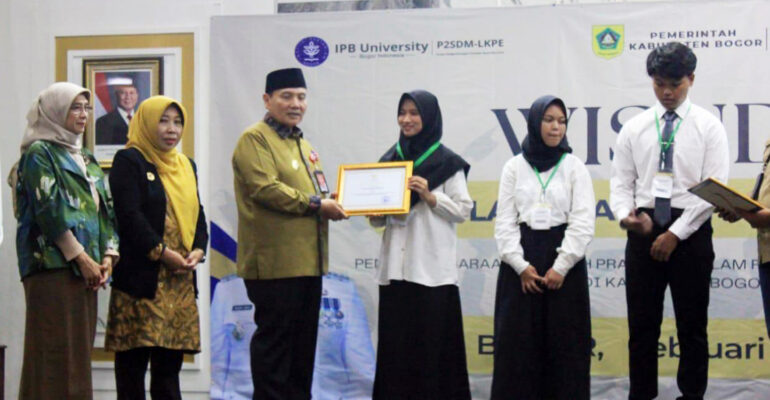 Peserta Program Sekolah Pranikah IPB University Desa Rawa Panjang Diwisuda