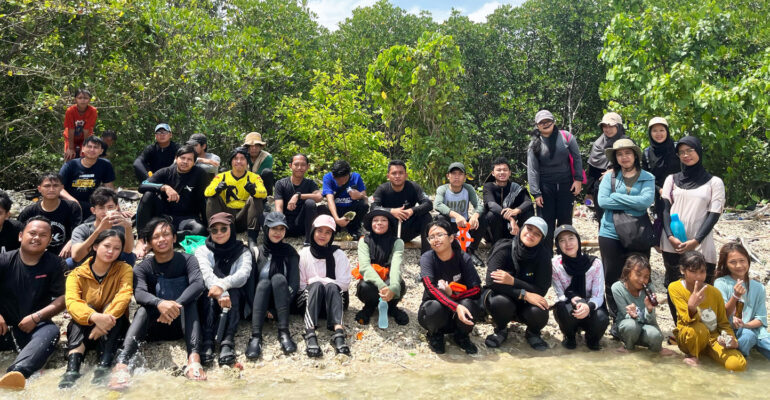 Aksi Kolaborasi Jaga Laut, Mahasiswa IPB University Ikuti Blue Carbon Camp di Pulau Lancang