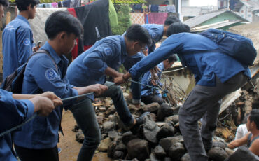 Mahasiswa IPB University Salurkan Bantuan untuk Korban Banjir di Cisarua Bogor