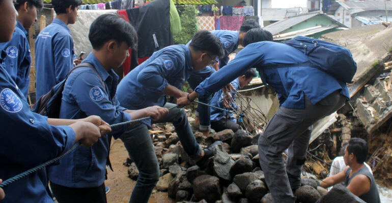 Mahasiswa IPB University Salurkan Bantuan untuk Korban Banjir di Cisarua Bogor